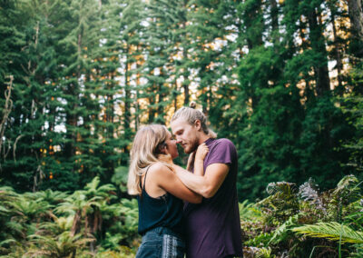 Séance couple dans la forêt de Whakarewarewa