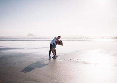 couple détendu pendant une séance photo en extérieur