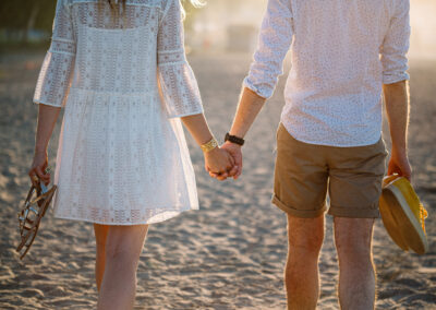 couple amoureux qui marche au coucher de soleil à Lyon