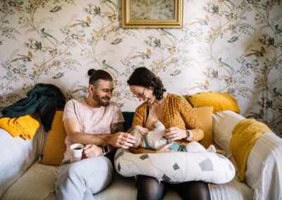 Photographe naissance Beaujolais – bébé nouveau-né dans les bras de ses parents à domicile