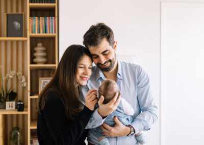 photographe naissance lyon - Un couple avec un bébé heureux.