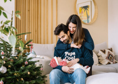 photographe bébé villefranche-sur-saone - bébé nouveau-né dans un intérieur lumineux