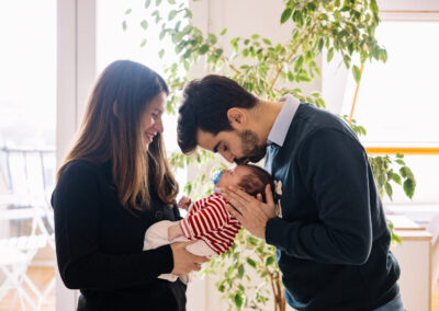 photographe naissance l'arbresle - moments de vie en famille à la maison