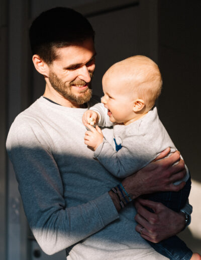 photographe lyon - moment de complicité entre un père et son fils