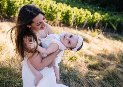 shooting naissance beaujolais - maman jouant avec son bébé dans les bras