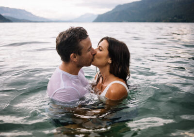 moment tendre entre deux amoureux dans un lac en extérieur