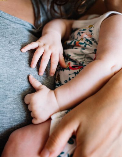 Photo naissance à domicile près de Lyon – mains du bébé en gros plan