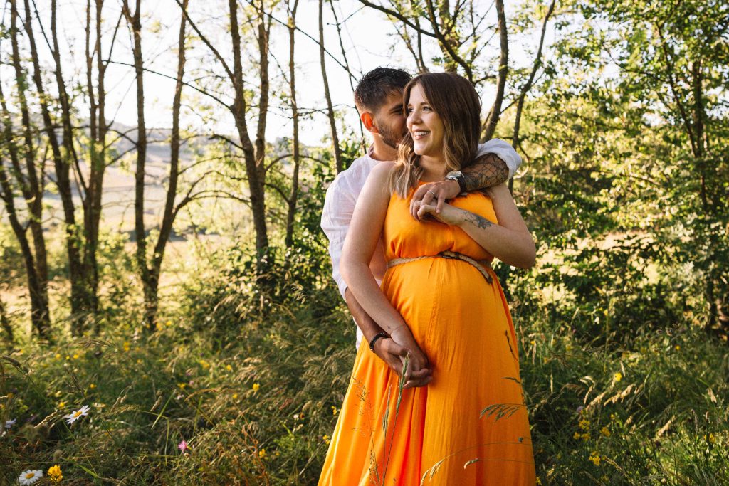 séance photo grossesse en couple dans les Monts d'or près de Lyon