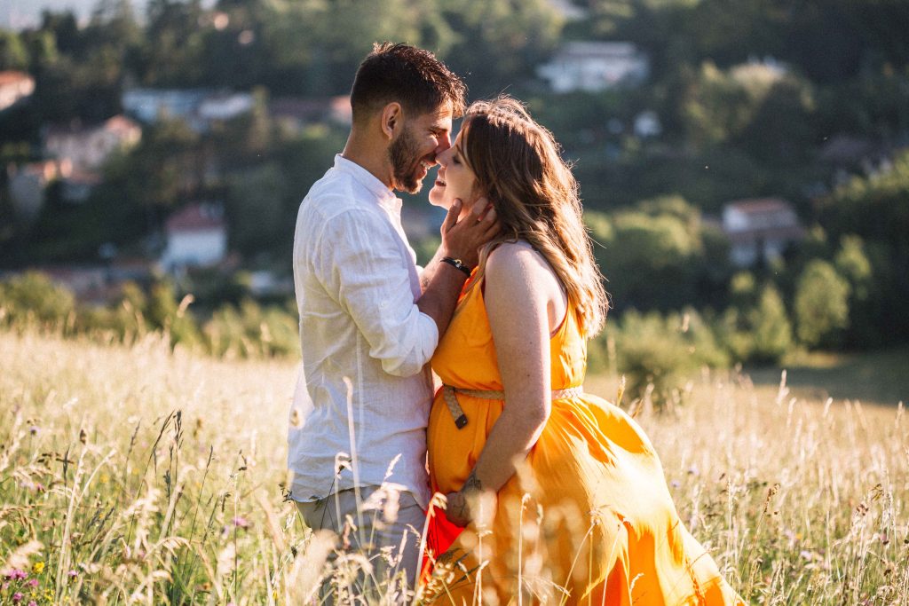 couple de futurs parents amoureux dans la nature près de Lyon