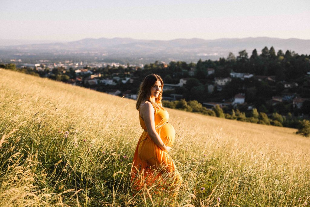 portrait d'une femme enceinte à la golden hour