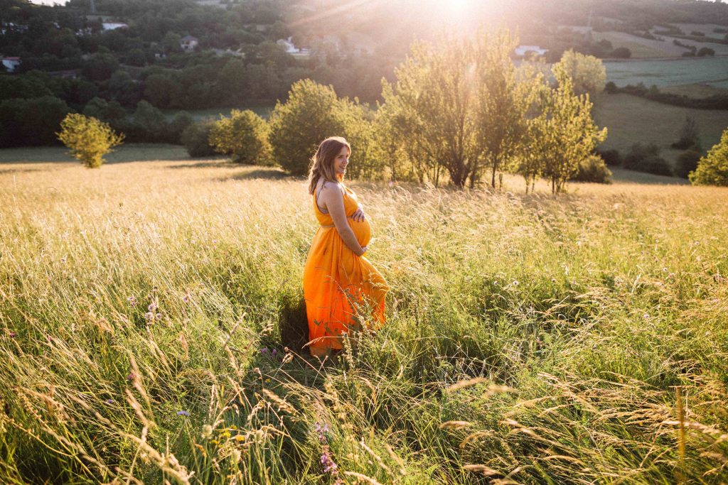 portrait d'une future maman au coucher du soleil