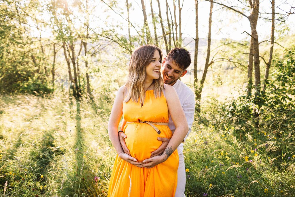 couple attendant leur premier enfant lors d'une séance photo près de Lyon