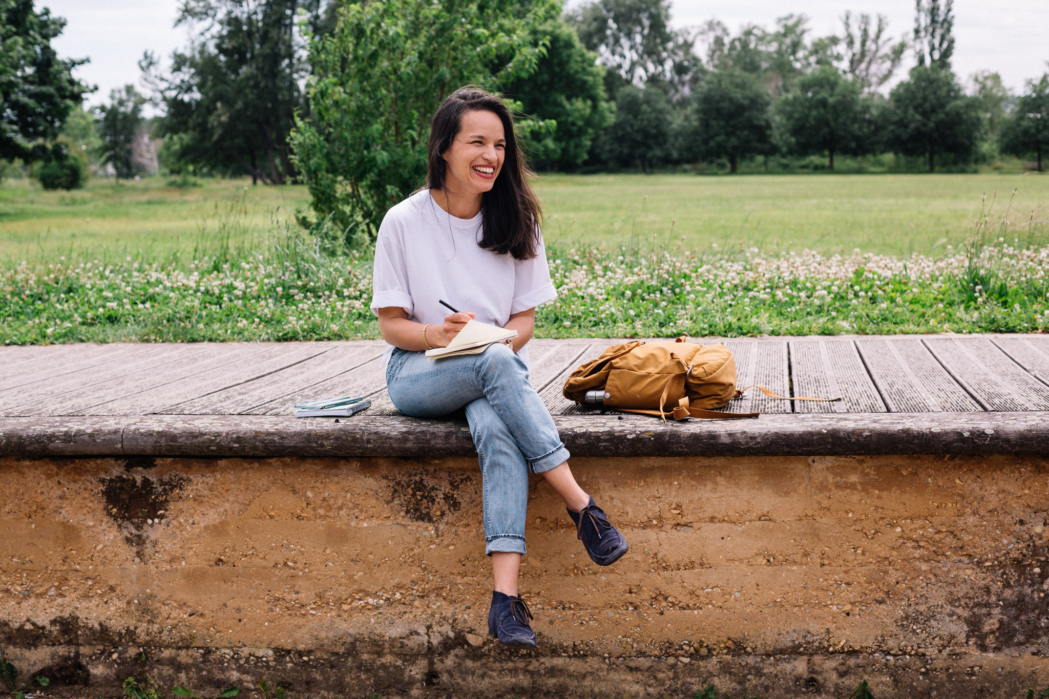 photographe portrait lyon et beaujolais-112 Portrait en lumière naturelle dans un parc à Lyon, femme riant aux éclats, prise de vue en extérieur