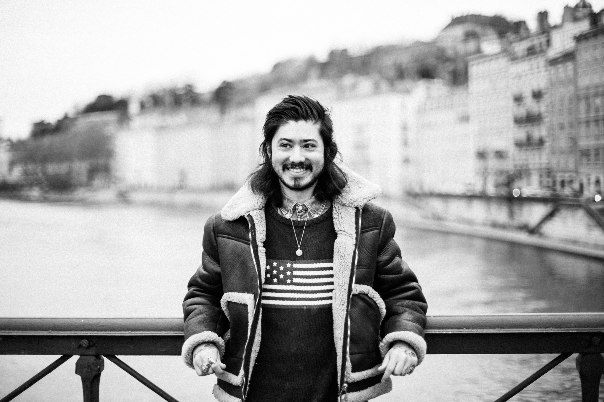 photographe portrait lyon et beaujolais-113 Portrait en extérieur à Lyon avec arrière-plan urbain flou et lumière naturelle