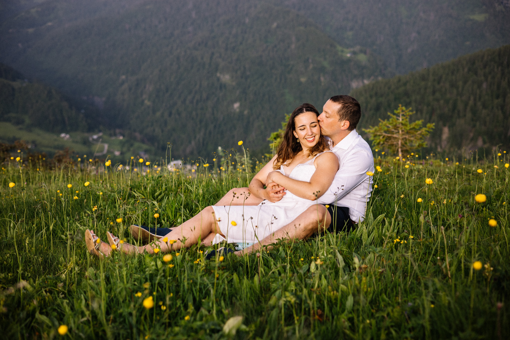 couple-seance-engagement-nature-1 Futurs mariés partageant un moment tendre en extérieur