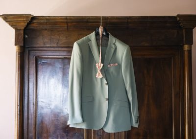 photo détail du costume du marié au domaine de la ruisselière