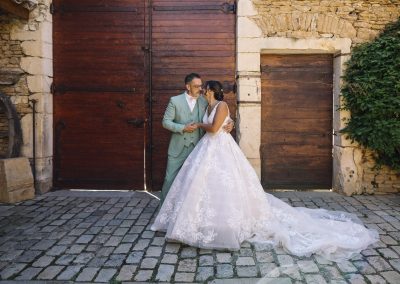 portrait des mariés dans la cour du domaine de la ruisselière