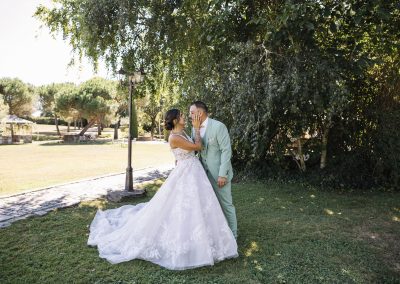 photos de couple dans les jardins du domaine de la ruisselière