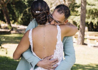les mariés s'enlacent lors de leur photos de couple
