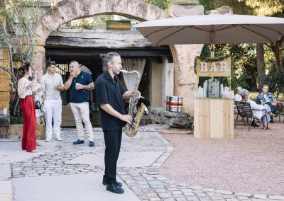 saxophoniste durant le vin d'honneur au domaine de la ruisselière dans le beaujolais